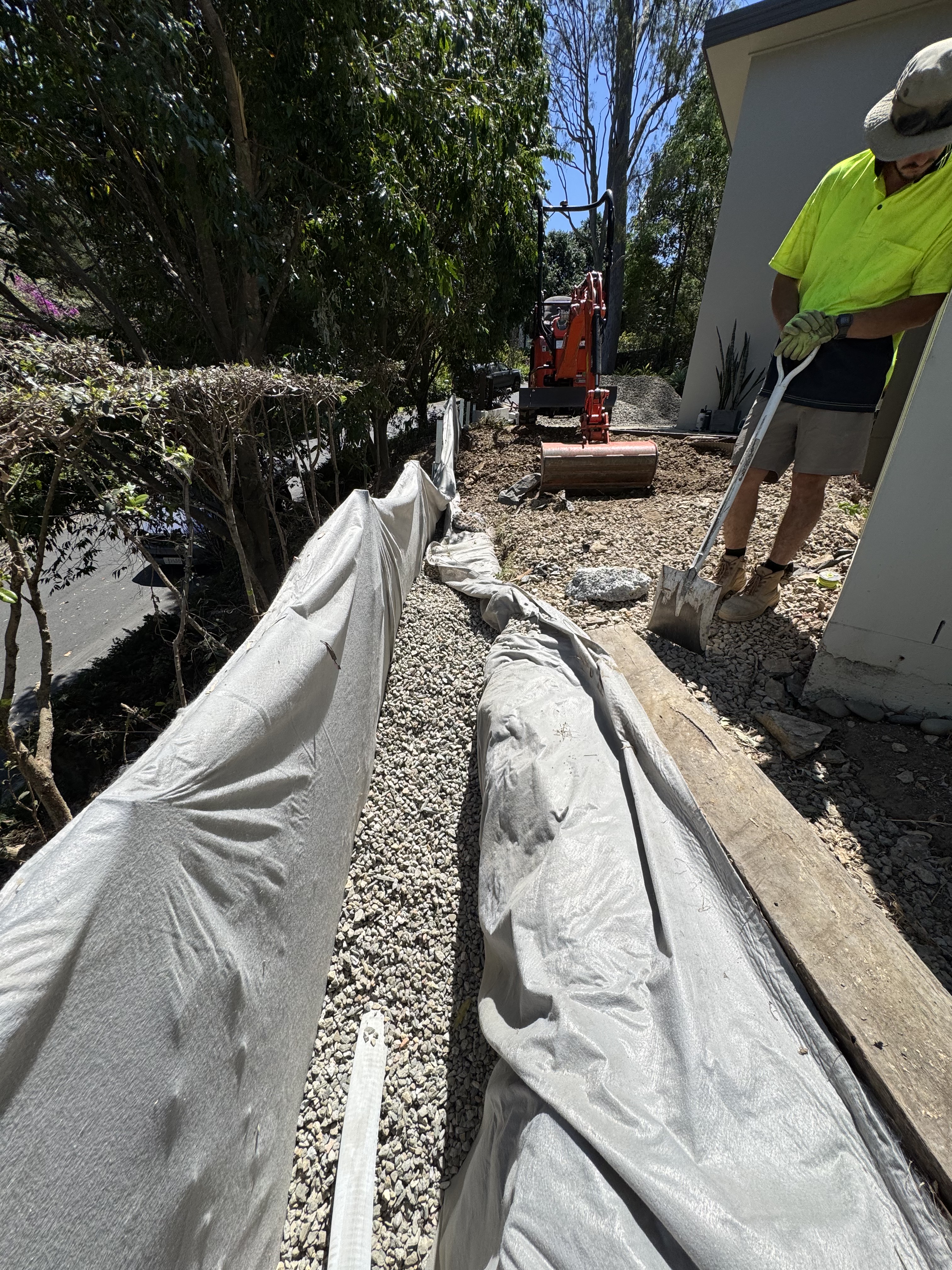 Retaining Wall Drainage Installation – Brisbane Retaining wall drainage and geotextile installation by Brisbane retaining wall engineers